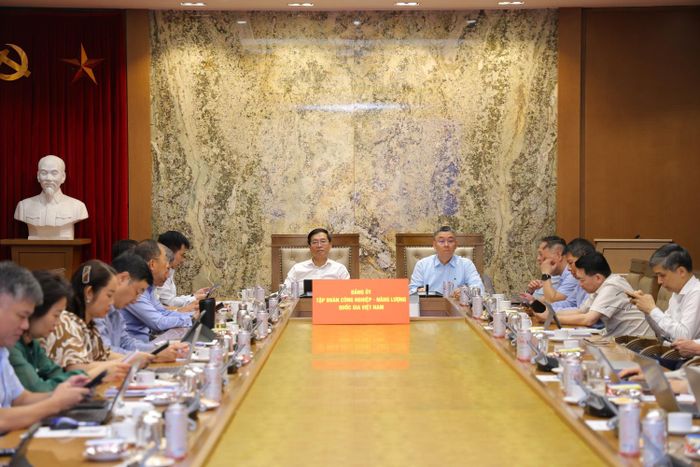 Đồng chí Lê Mạnh Cường, Phó Bí thư Đảng ủy, Tổng Giám đốc; đồng chí Trần Quang Dũng, Phó Bí thư thường trực Đảng ủy cùng các đồng chí lãnh đạo Tập đoàn tham dự tại điểm cầu trụ sở Petrovietnam.