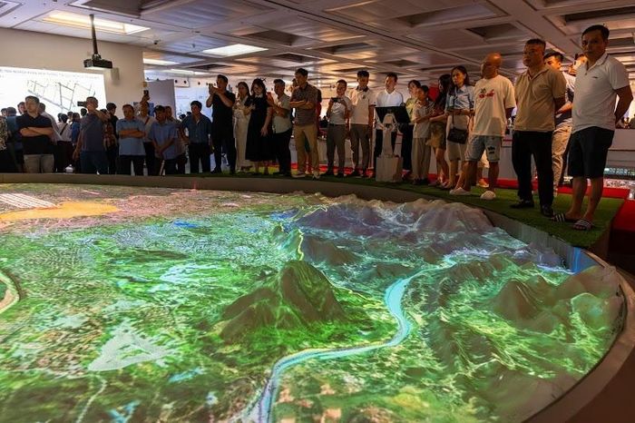 Tại tầng 4, không gian triển lãm rộng khoảng 1.200 m², ứng dụng công nghệ trình chiếu 3D Mapping, kết hợp hệ thống ánh sáng và dải màu xanh để tái hiện sinh động các khu vực trọng điểm trong quy hoạch Hà Nội.