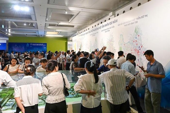 Nhiều người xem kỹ các bản đồ, tra cứu dự án quy hoạch và đối chiếu với khu vực mình sinh sống.