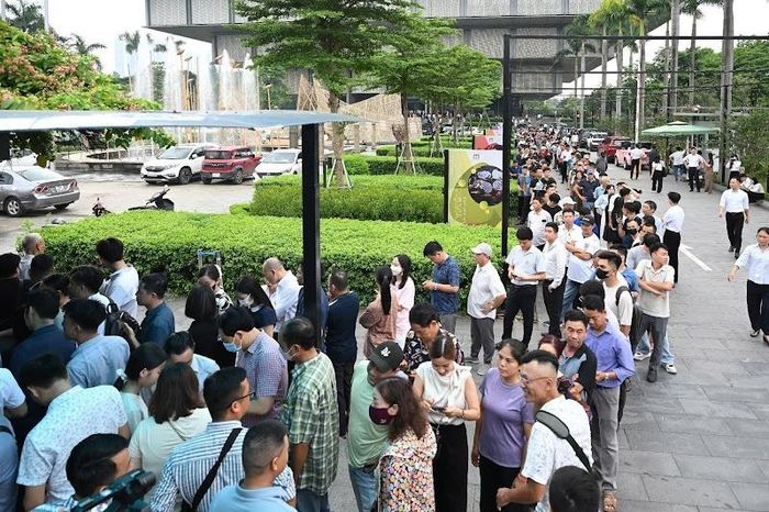 Đông đảo khách tham quan xếp hàng nhận vé miễn phí để tham quan triển lãm.