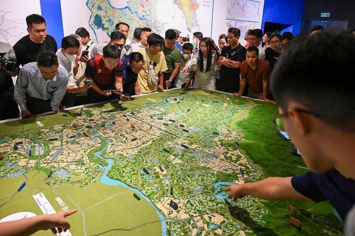 Người dân so sánh, đối chiếu quy hoạch hiện tại và tương lai trên sa bàn.