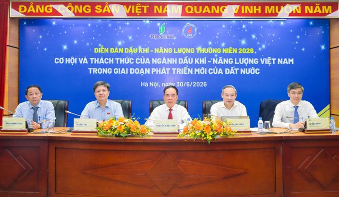 Ông Tạ Đình Thi, Phó Chủ nhiệm Ủy ban Khoa học, Công nghệ và Môi trường của Quốc hội; ông Phan Đức Hiếu, Ủy viên Thường trực Ủy ban Kinh tế và Tài chính của Quốc hội; Ông Nguyễn Quốc Thập, Chủ tịch Hội Dầu khí Việt Nam; Ông Trần Thanh Tùng, Phó Vụ trưởng Vụ Dầu khí và Than (Bộ Công Thương); Ông Vũ Đào Minh, Phó Tổng giám đốc Petrovietnam đồng chủ trì Diễn đàn