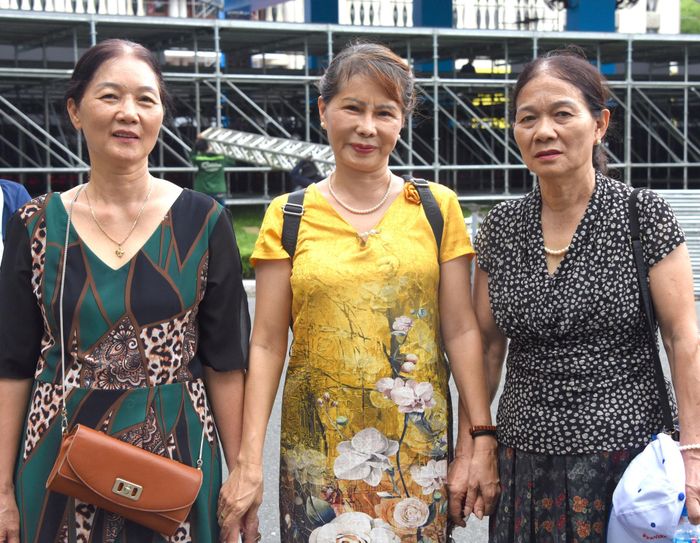 Bà Nguyễn Thị Kiều Huệ (giữa) cùng người thân đến tham quan Dinh Thống Nhất.