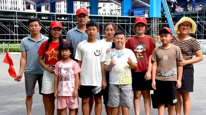 Các thành viên trong gia đình chị Trần Thị Lan Anh (Hà Nội) hào hứng chụp hình lưu niệm tại TP.HCM.