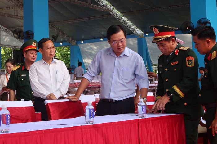 Ủy viên Trung ương Đảng, Phó Bí thư Thường trực Thành ủy TP.HCM kiểm tra các hạng mục phục vụ cho sự kiện chính.