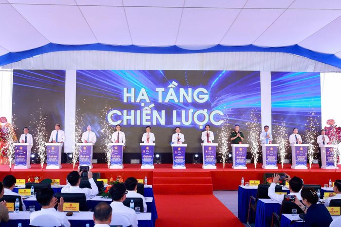 Các đại biểu thực hiện nghi thức bấm nút khởi công Dự án đầu tư xây dựng hoàn chỉnh cao tốc CT.07 đoạn Hà Nội - Thái Nguyên - Chợ Mới.