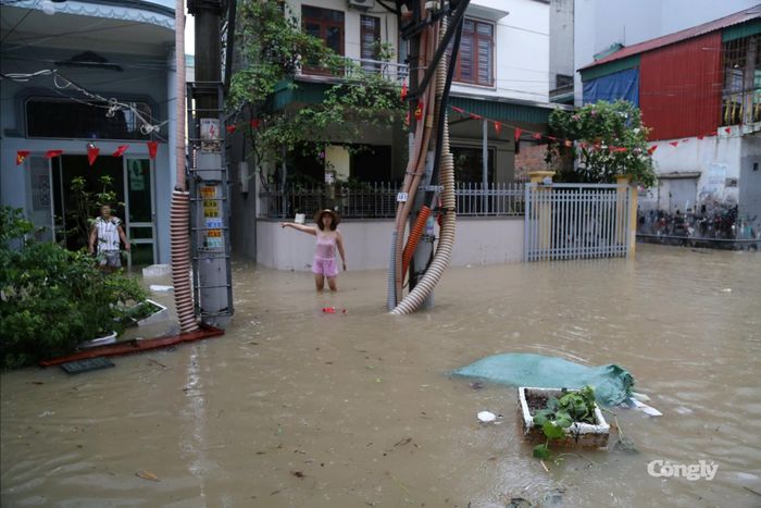 Nhiều khu dân cư vẫn ngập trong nước.