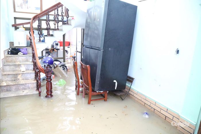 Nhiều hộ dân bị nước ngập tràn vào trong nhà.