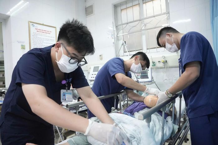 Các chuyên khoa cấp cứu – chấn thương – hồi sức tích cực đã phối hợp với kỹ sư thiết bị y tế tháo gỡ, giải phóng bàn tay bị kẹt trong máy xay.