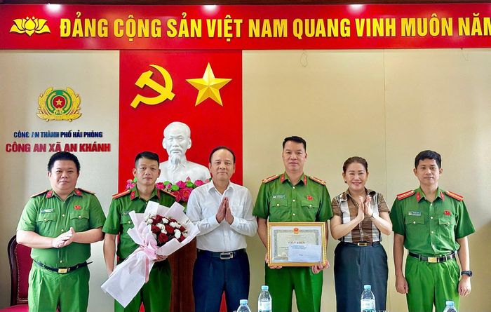 Lãnh đạo xã An Khánh khen thưởng lực lượng phá án.