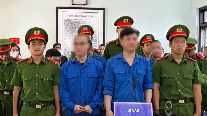 Các bị cáo đứng nghe HĐXX tuyên án.