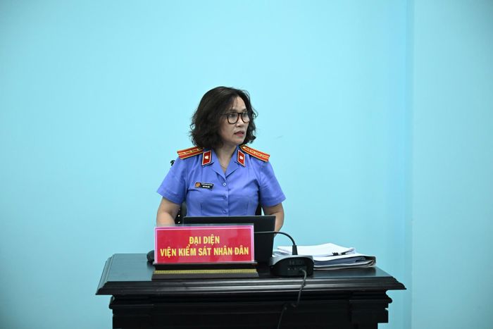 Đại diện VKS nêu quan điểm luận tội và đề nghị mức án với bị cáo Long.