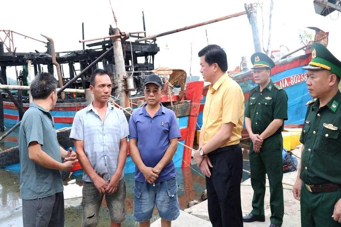 Ông Nguyễn Đình Hùng động viên các chủ tàu sớm khắc phục hậu quả, ổn định cuộc sống và tiếp tục vươn khơi bám biển.