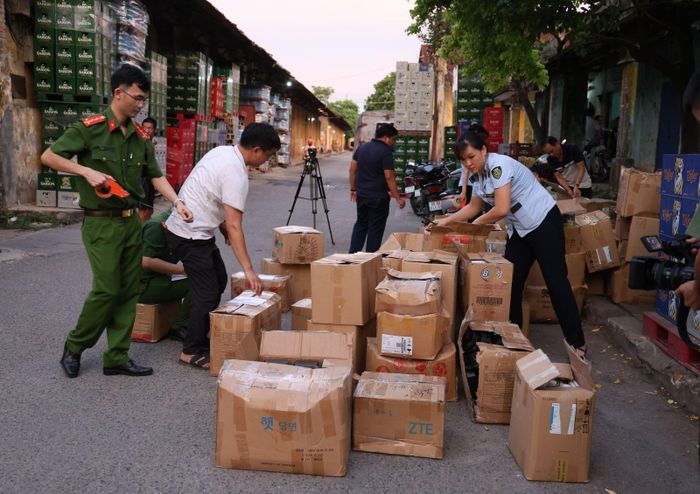 Kho chứa các chai sữa tắm giả, dầu gội giả thành phẩm và bán thành phẩm tại phường Nam Định, tỉnh Ninh Bình. (Ảnh: Công an Ninh Bình)