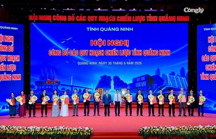 Đồng chí Quản Minh Cường, Bí thư Tỉnh ủy và đồng chí Bùi Văn Khắng, Chủ tịch UBND tỉnh Quảng Ninh, trao quyết định và giấy chứng nhận đầu tư cho đại diện các doanh nghiệp.