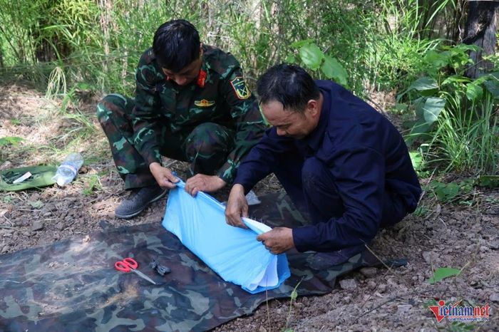 Những di vật liệt sĩ ở khu vực chốt Cây Hồng được chôn trở lại. Ảnh: NĐT