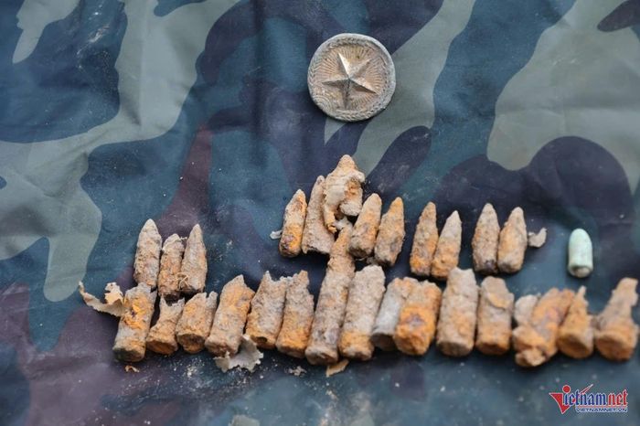 Ngôi sao và đạn được tìm thấy ở khu vực chốt Cây Hồng. Ảnh: NĐT