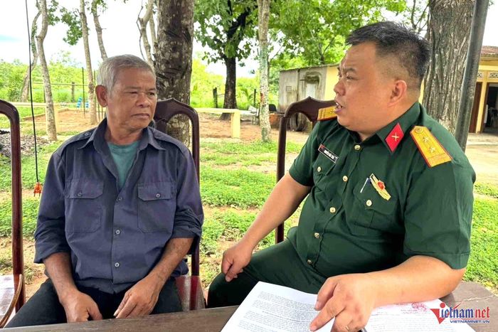 Ông Y Tưng Niê trao đổi với Trung tá Nguyễn Đắc Thái. Ảnh: Hải Dương