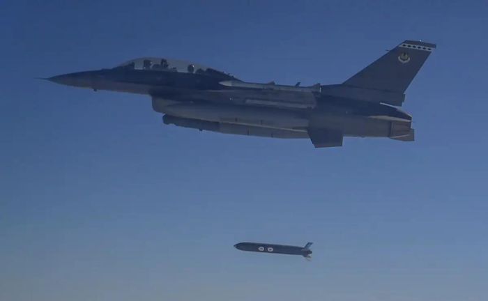 Tên lửa AGM-188A Rusty Dagger trong một vụ phóng thử nghiệm từ tiêm kích F-16 tại Mỹ. Ảnh: en.defence-ua.com