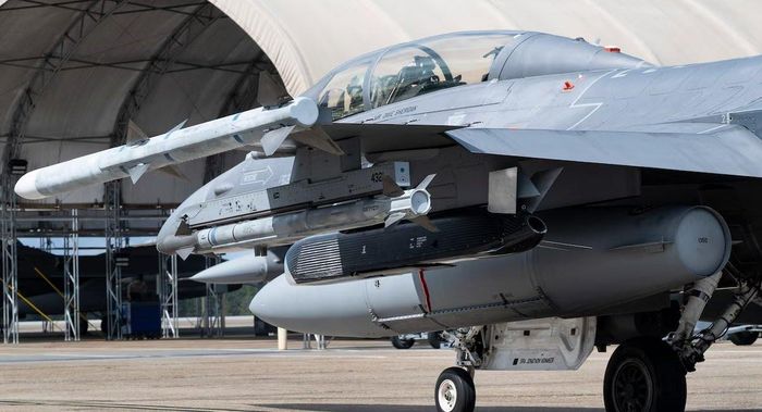 Tên lửa hành trình Rusty Dagger được gắn trên tiêm kích F-16. Ảnh: Không quân Mỹ/en.defence-ua.com