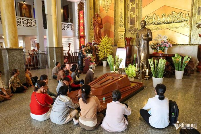 Người dân hành hương về nơi an nghỉ của Cha Diệp tại Nhà thờ Tắc Sậy trước ngày diễn ra thánh lễ. Ảnh: Tào Đạt