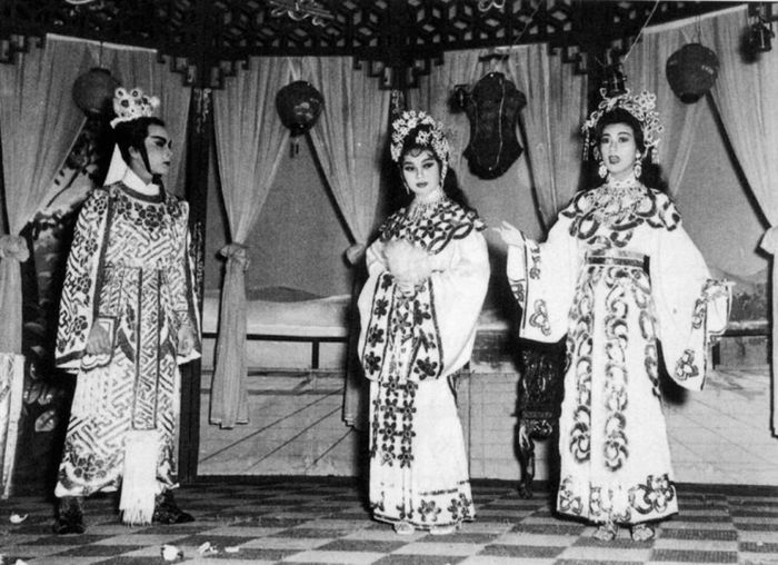 Ngọc Giàu, Thanh Nga trong một vở tuồng trên sân khấu Thanh Minh.