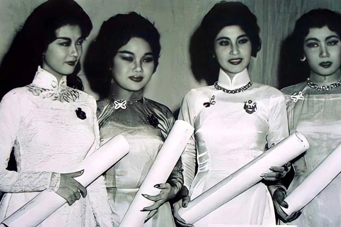 Ngọc Giàu chụp ảnh kỷ niệm cùng các nghệ sĩ đoạt huy chương Vàng Giải Thanh Tâm trước đó gồm Thanh Nga, Lan Chi, Bích Sơn.