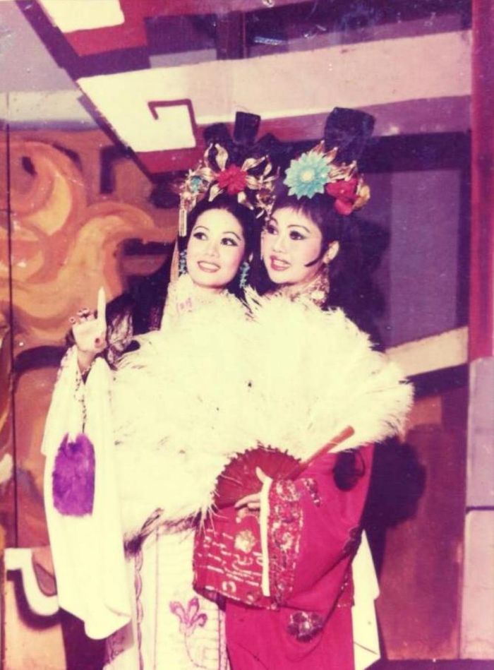 Sau năm 1975, Ngọc Giàu hoạt động tại đoàn Sài Gòn 1 và sau đó về đoàn Trần Hữu Trang. Trong ảnh, bà chụp cùng Phượng Liên trong thời gian ở đoàn Sài Gòn 1.