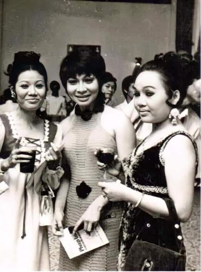 Ngọc Giàu và Bạch Tuyết, Phượng Liên trong ngày ra mắt đoàn ca kịch Hùng Cường - Bạch Tuyết.