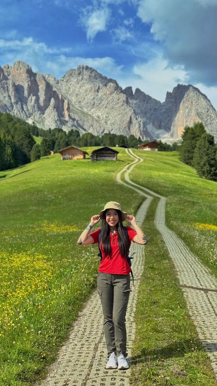 Chị Dương trekking dãy núi Dolomites