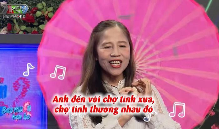 Bà Trang thể hiện tiết mục múa hát trên chương trình mai mối. Ảnh cắt từ clip 