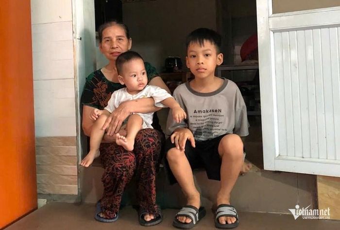 Từ ngày anh Huy vào viện, hai con nhỏ được gửi ông bà nội, ngoại thay nhau chăm sóc