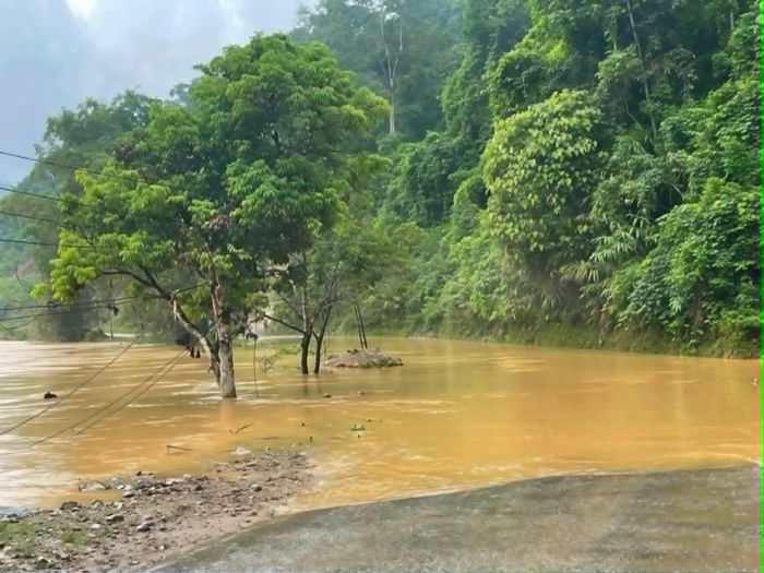 Đường Trương Lương (xã Hòa An) bị ngập nước, các phương tiện không thể lưu thông. Ảnh: Z.Lan