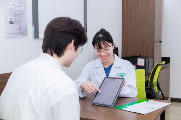 Bệnh viện Đa khoa Quốc tế Thu Cúc áp dụng ký số qua VNeID và CCCD gắn chip, giúp người bệnh xác nhận hồ sơ nhanh tại quầy