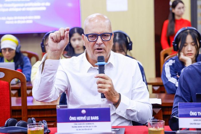 Ông Hervé Le Bars, Tổng Giám đốc Numéricité trả lời câu hỏi về AI và chuyển đổi số. Ảnh: Quang Vinh