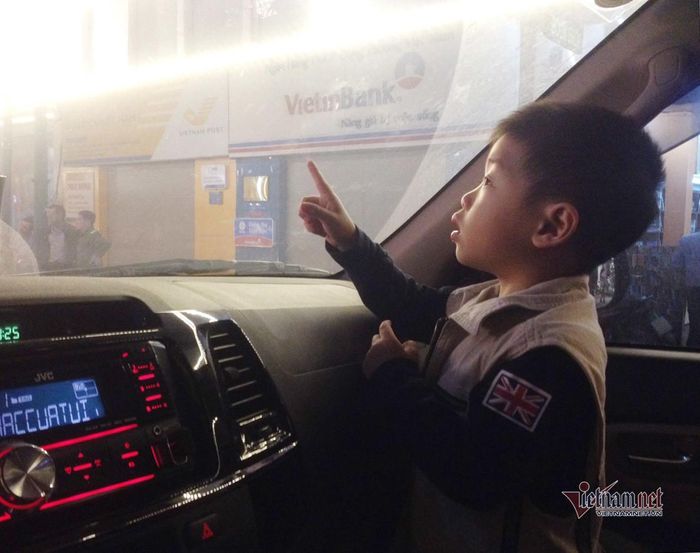 Trẻ em không được ngồi ở hàng ghế trước, trừ xe chỉ có 1 hàng ghế. Ảnh: Hoàng Hiệp