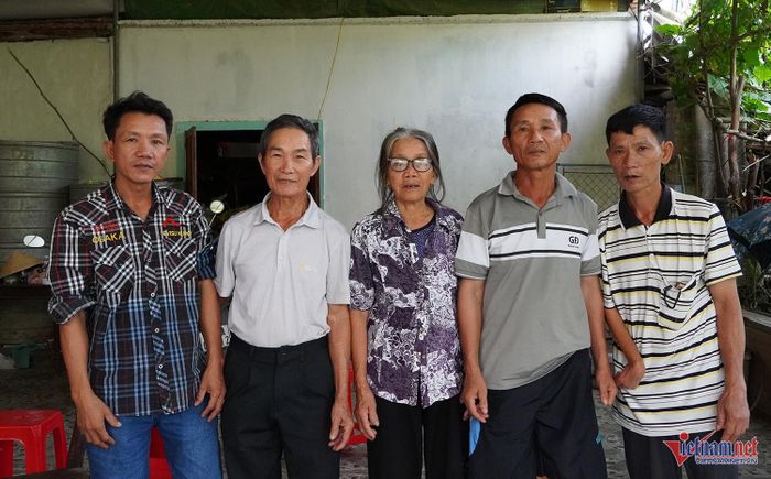Vợ chồng ông Hoàng bên cạnh 3 người con