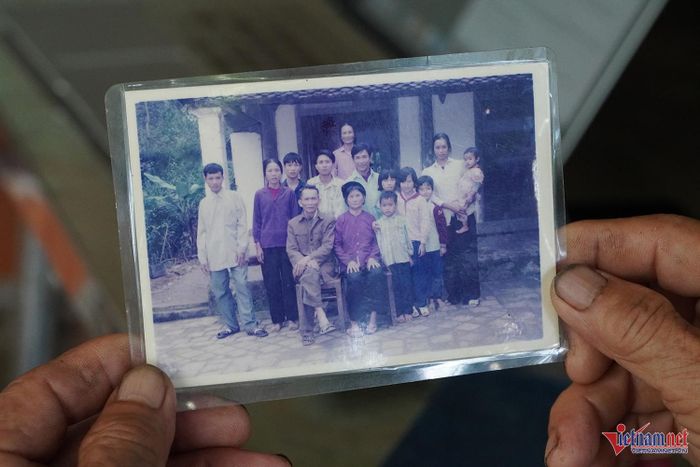 Tấm ảnh hiếm hoi lưu giữ hình ảnh anh Hùng (ngoài cùng bên trái) trước lúc rời nhà rồi biệt tích