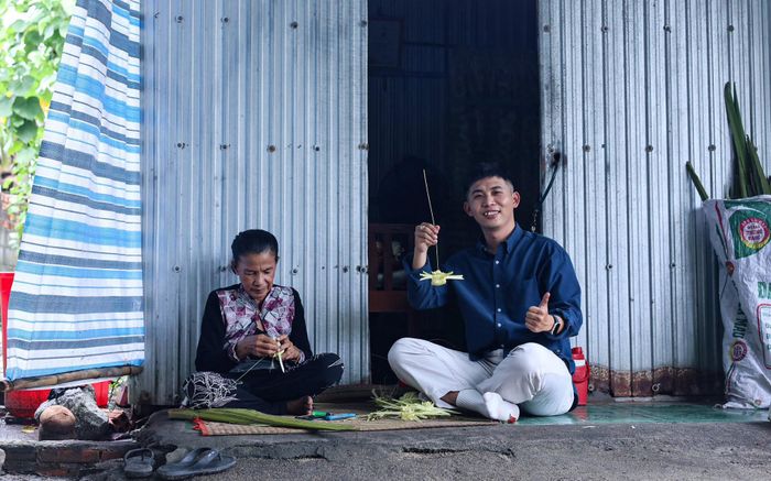 Thanh Tú được nghệ nhân Neáng Phương hướng dẫn cách gói bánh kà tum
