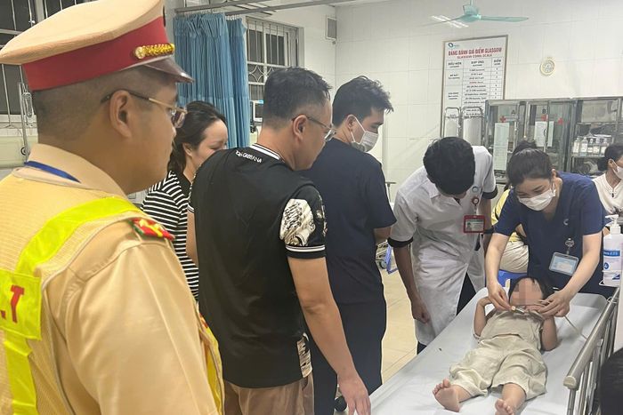 Nhờ sự hỗ trợ kịp thời của lực lượng CSGT, cháu bé đã được cấp cứu kịp thời. Ảnh: Đội CSGT Đường bộ số 2