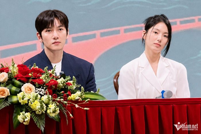 Tài tử Ji Chang Wook và diễn viên Han Dong Hee trong buổi gặp gỡ truyền thông sáng 30/6. 