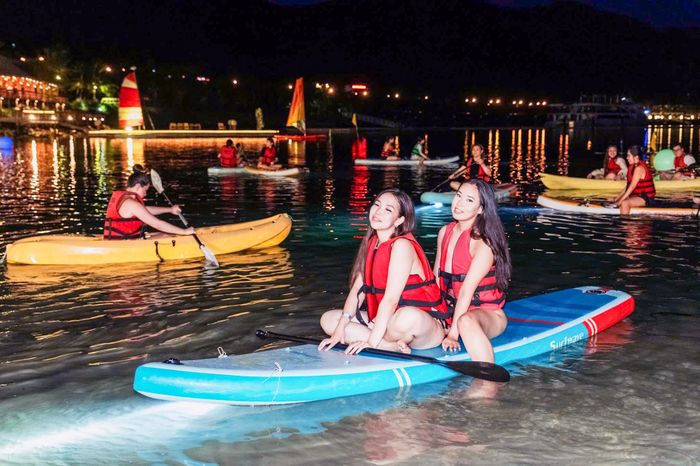 Du khách vui chơi tại bãi tắm đêm ở Nha Trang. Ảnh: Hoài Bão