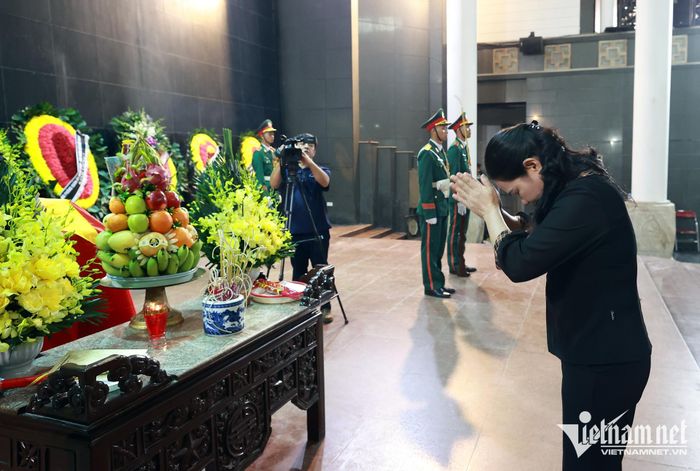 Thứ trưởng Bộ Dân tộc và Tôn giáo Nông Thị Hà tưởng niệm Đại tá, Anh hùng Lực lượng vũ trang nhân dân La Văn Cầu