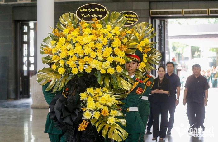 Đoàn Bộ Dân tộc và Tôn giáo viếng Đại tá, Anh hùng Lực lượng vũ trang nhân dân La Văn Cầu
