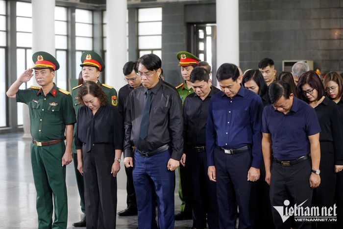 Bí thư Tỉnh ủy Cao Bằng Phan Thăng An cùng đoàn đại biểu tỉnh Cao Bằng viếng Đại tá, Anh hùng Lực lượng vũ trang nhân dân La Văn Cầu