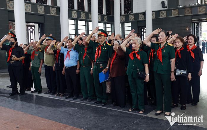 Đội Thiếu niên Tiền phong La Văn Cầu viếng Đại tá La Văn Cầu