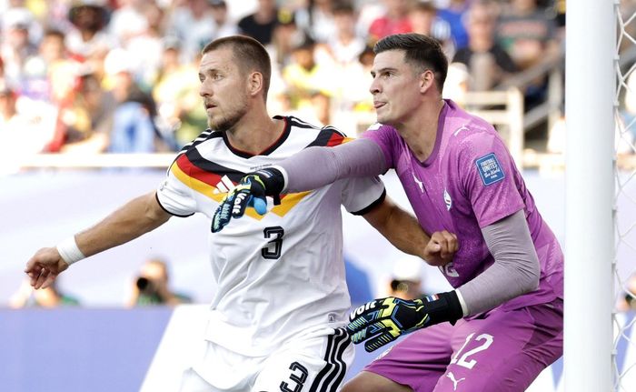 Bàn thắng của Jonathan Tah không được công nhận, vì trọng tài nhận định Anton đã phạm lỗi với thủ môn Orlando Gill trước đó - Ảnh: EPA