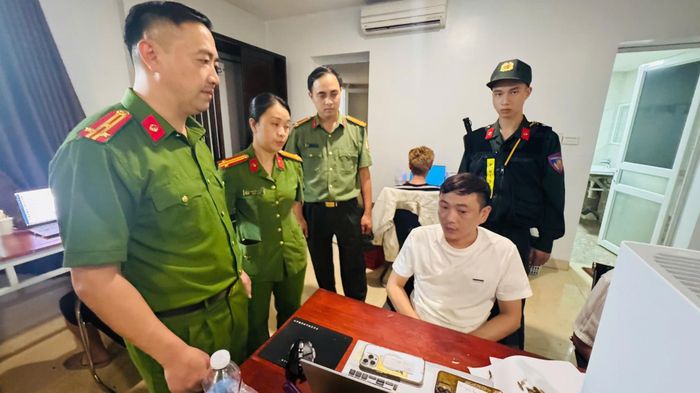 Công an tỉnh Lào Cai kiểm tra khách sạn nơi 19 đối tượng đang thực hiện hành vi lừa đảo trực tuyến. Ảnh: Công an Lào Cai