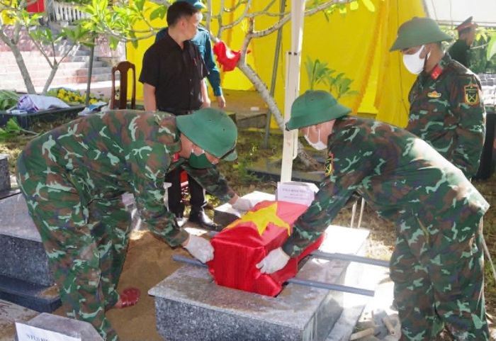 Sau khi lấy mẫu các phần mộ liệt sĩ được hoàn trả nguyên trạng. Ảnh: Tiến Thành