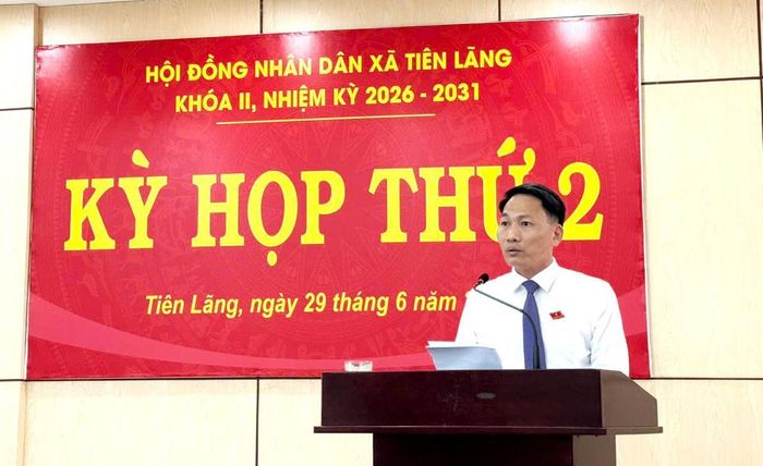 Ông Phạm Văn Giang, Chủ tịch UBND xã Tiên Lãng báo cáo tại Kỳ họp